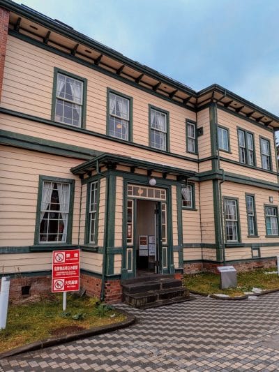 曇り空に佇む洋館 | モバイル比較レビュー.jp Google Pixel 9a レビュー 曇り空に佇む洋館