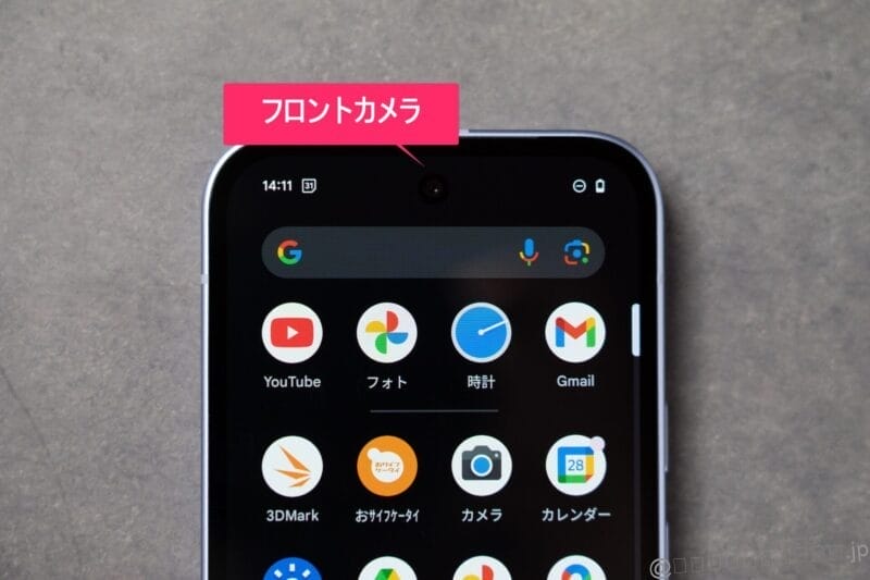 机の上に置かれたpixel 9a | モバイル比較レビュー.jp Google Pixel 9a レビュー 机の上に置かれたPixel 9a