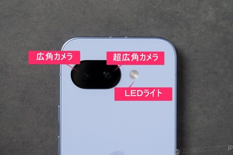 机の上に置かれたpixel 9a | モバイル比較レビュー.jp Google Pixel 9a レビュー 机の上に置かれたPixel 9a