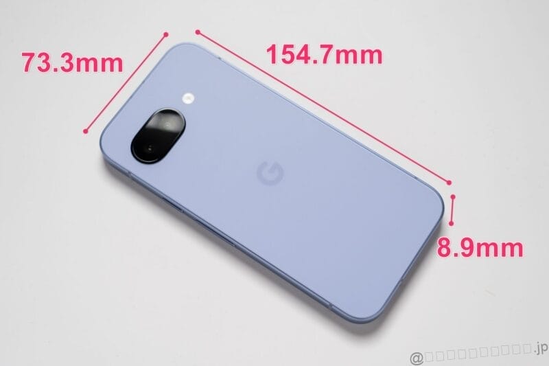 机の上に置かれたpixel 9a | モバイル比較レビュー.jp Google Pixel 9a レビュー 机の上に置かれたPixel 9a