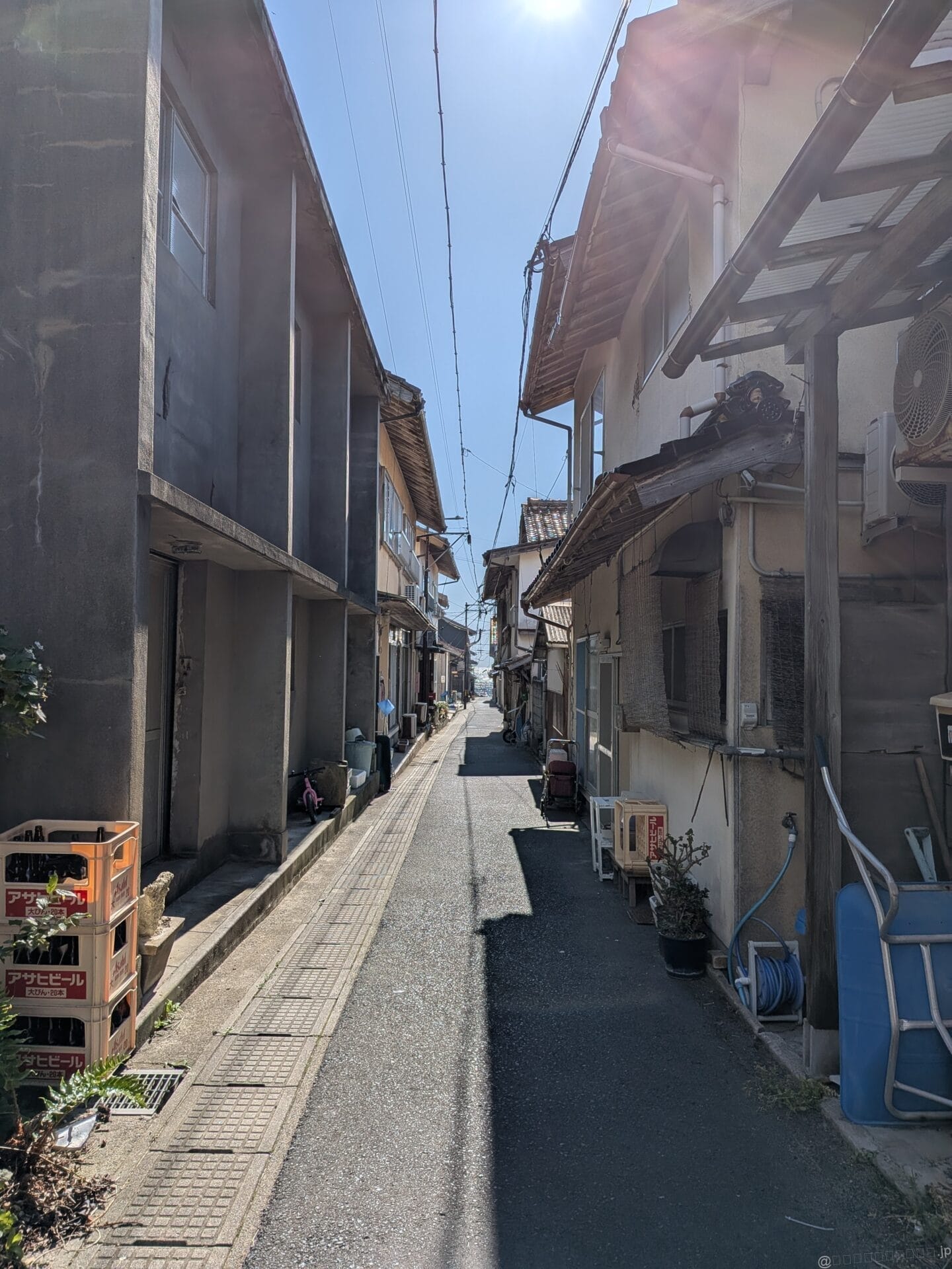 日差しが照り付ける街並みを捉えた一枚 | モバイル比較レビュー.jp Google Pixel 9a レビュー 日差しが照り付ける街並みを捉えた一枚