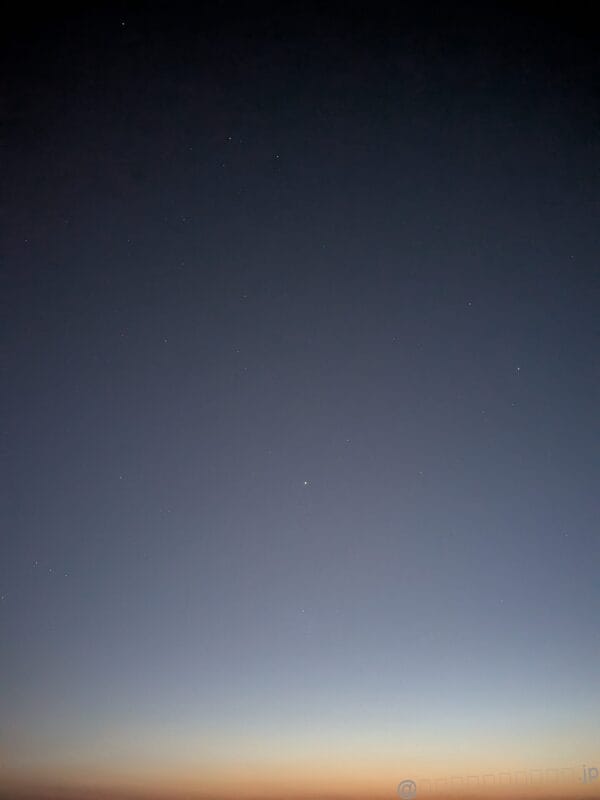 日が暮れる空を捉えた一枚 | モバイル比較レビュー.jp Google Pixel 9a レビュー 日が暮れる空を捉えた一枚