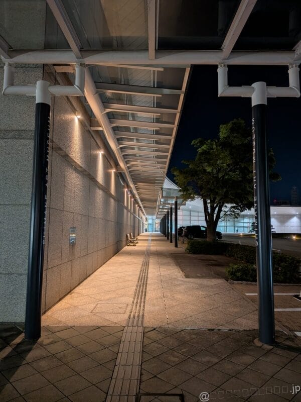 夜の美術館を撮影 | モバイル比較レビュー.jp Google Pixel 9a レビュー 夜の美術館を撮影