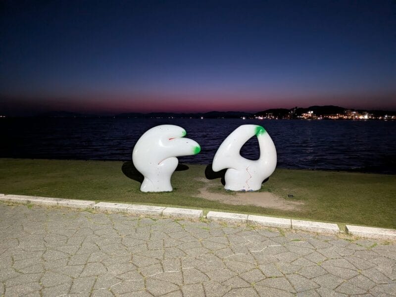 Google Pixel 9a レビュー 海沿いの広場に建つ白いオブジェ