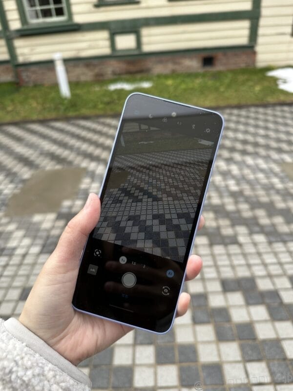 AQUOS wish5 レビュー
女性が持ったAQUOS wish5