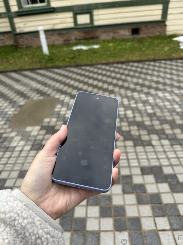 AQUOS wish5 レビュー
屋外でAQUOS wish5を使った様子