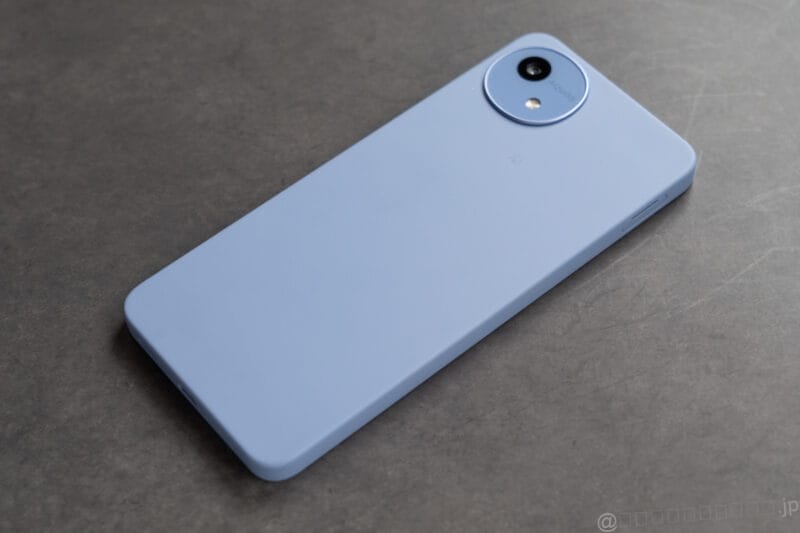 AQUOS wish5 レビュー
机の上に置かれたAQUOS wish5