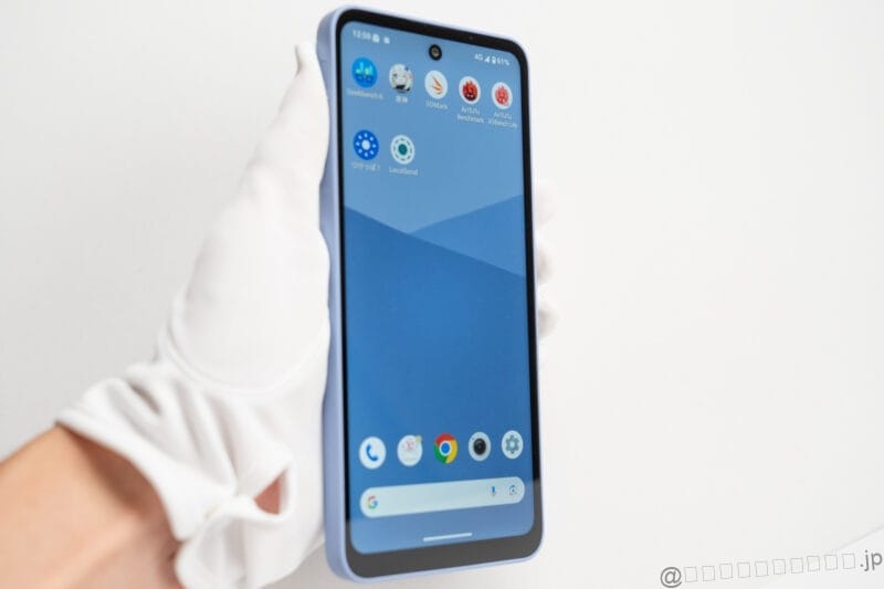 AQUOS wish5 レビュー
男性が持つAQUOS wish5