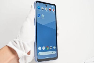 男性が持つaquos wish5 | モバイル比較レビュー.jp AQUOS wish5 レビュー 男性が持つAQUOS wish5