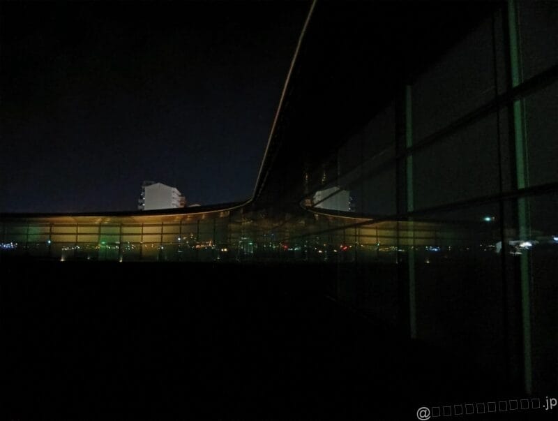 AQUOS wish5 レビュー
ガラス張りの建物内部を撮影した一枚