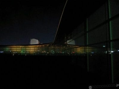 ガラス張りの建物内部を撮影した一枚 | モバイル比較レビュー.jp AQUOS wish5 レビュー ガラス張りの建物内部を撮影した一枚