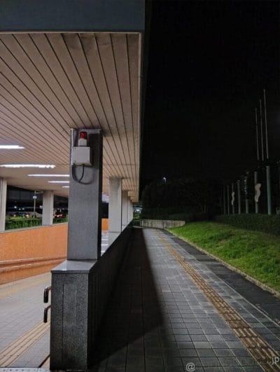 夜間の地下通路を捉えた一枚 | モバイル比較レビュー.jp AQUOS wish5 レビュー 夜間の地下通路を捉えた一枚