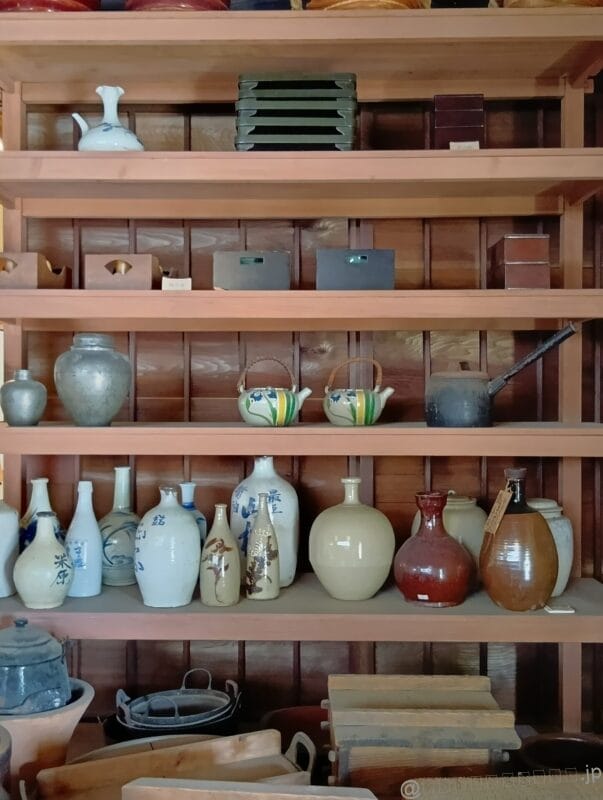 AQUOS wish5 レビュー
室内の棚に置かれた陶芸品