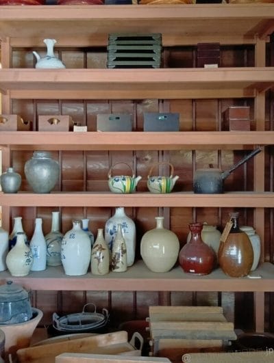 室内の棚に置かれた陶芸品 | モバイル比較レビュー.jp AQUOS wish5 レビュー 室内の棚に置かれた陶芸品