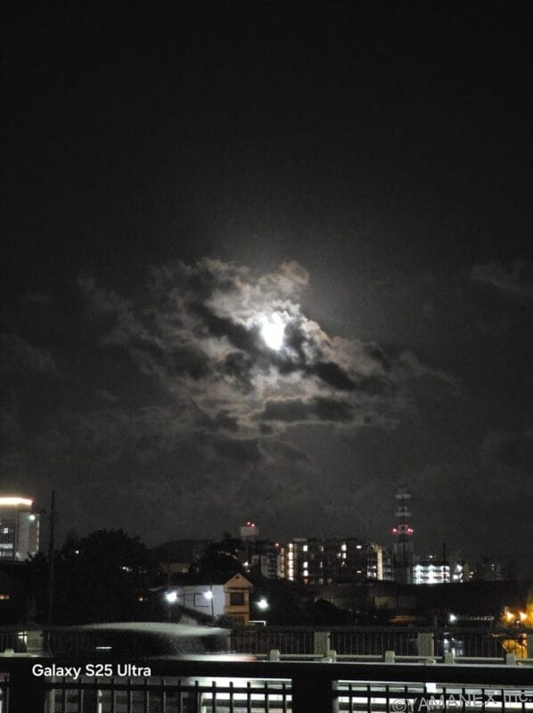 夜空に浮かぶ満月を捉えた一枚 | モバイル比較レビュー.jp OPPO Find X9 カメラ 夜空に浮かぶ満月を捉えた一枚