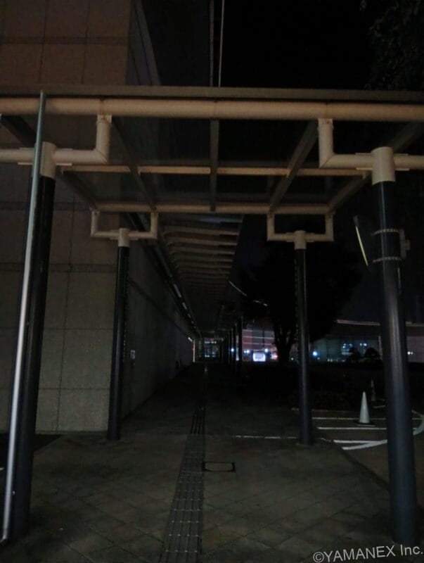 建物内部を夜間撮影した一枚 | モバイル比較レビュー.jp nubia S2 カメラ 建物内部を夜間撮影した一枚