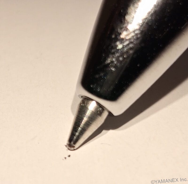 nubia Fold カメラ ボールペンの先端を接写した一枚