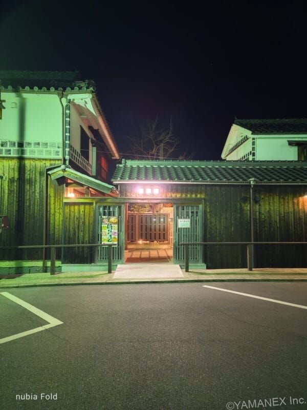 nubia Fold カメラ 木造の飲食店を夜間撮影