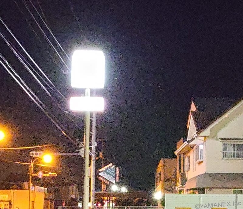 nubia Fold カメラ 夜の駐車場で看板を撮影した一枚