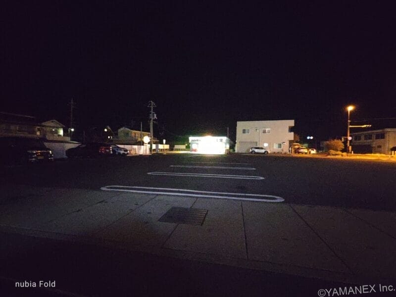 nubia Fold カメラ 駐車場からコインランドリーを夜間撮影した一枚