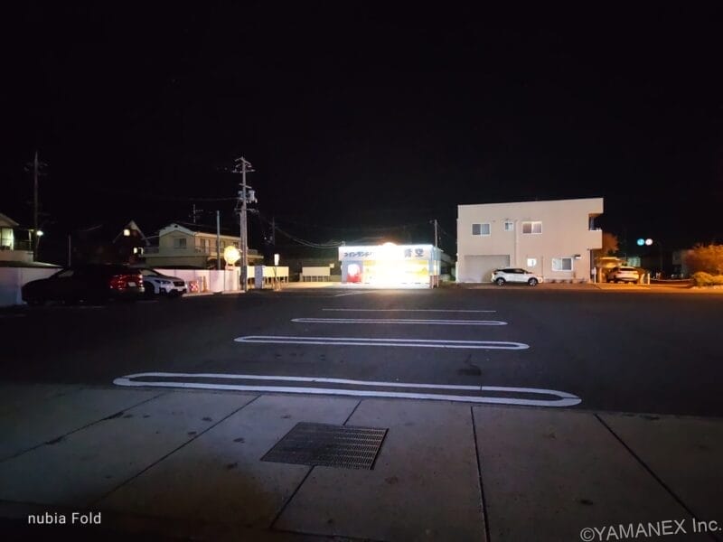 nubia Fold カメラ 駐車場からコインランドリーを夜間撮影した一枚