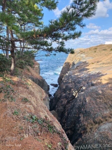 nubia Fold カメラ 岩の間から見える海の様子
