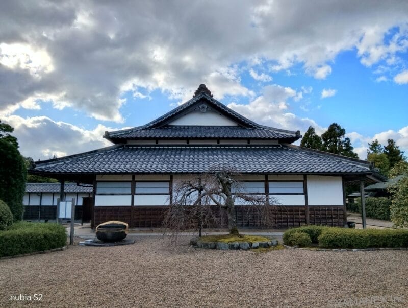 nubia-s2-10 | モバイル比較レビュー.jp nubia S2 カメラ 晴天下の古民家を撮影した一枚