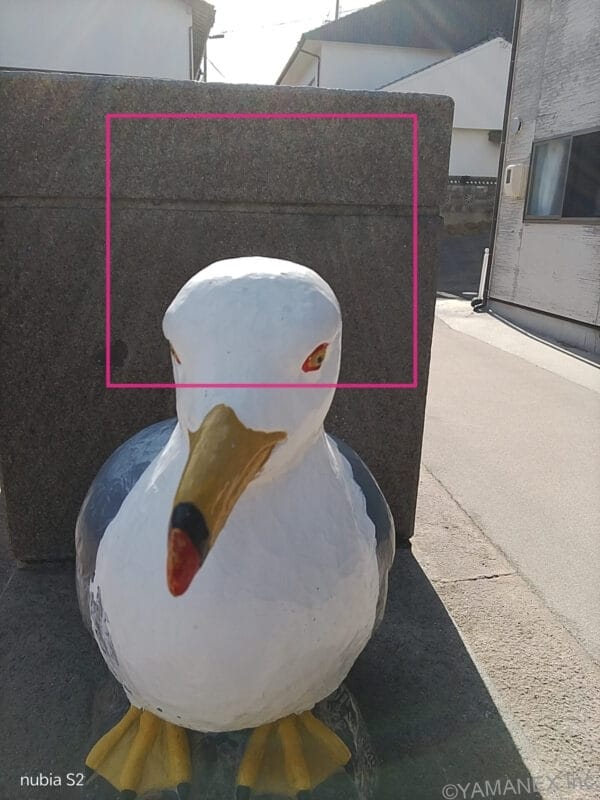 鳥の銅像を自撮り撮影した一枚 | モバイル比較レビュー.jp nubia S2 カメラ 鳥の銅像を自撮り撮影した一枚