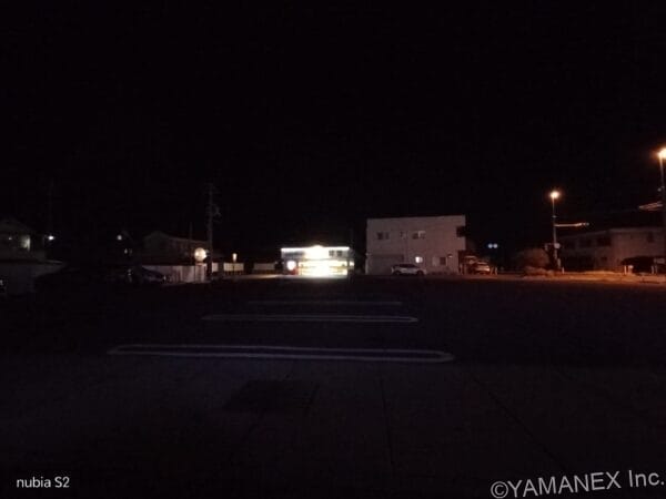 nubia S2 カメラ コインランドリーの看板を夜間撮影した一枚