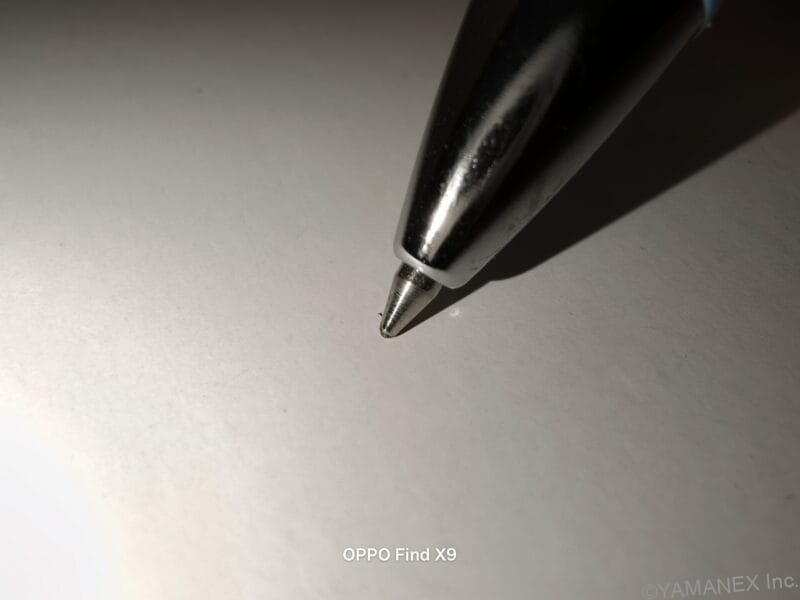 黒のボールペンの先端 | モバイル比較レビュー.jp OPPO Find X9 カメラ 黒のボールペンの先端