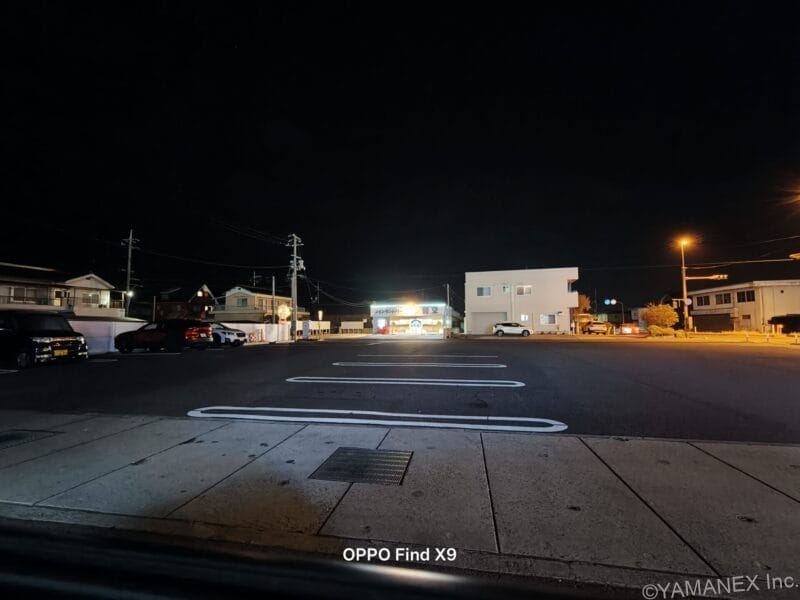 OPPO Find X9 カメラ 夜のコインランドリーを駐車場内で撮影した一枚