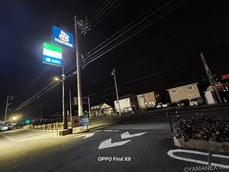 OPPO Find X9 カメラ 夜のコンビニを駐車場内で撮影した一枚