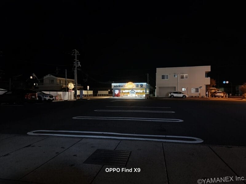 OPPO Find X9 カメラ 夜のコインランドリーを駐車場内で撮影した一枚
