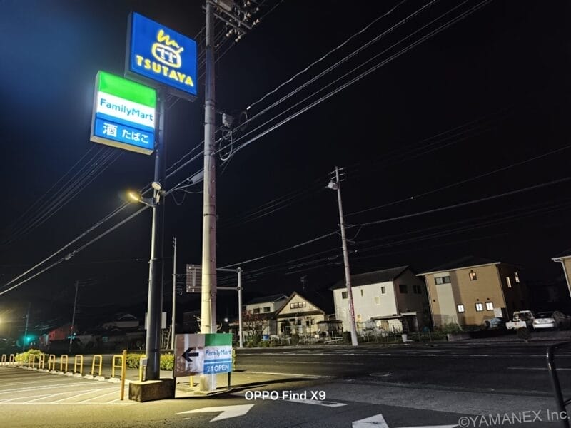 OPPO Find X9 カメラ 夜のコンビニを駐車場内で撮影した一枚