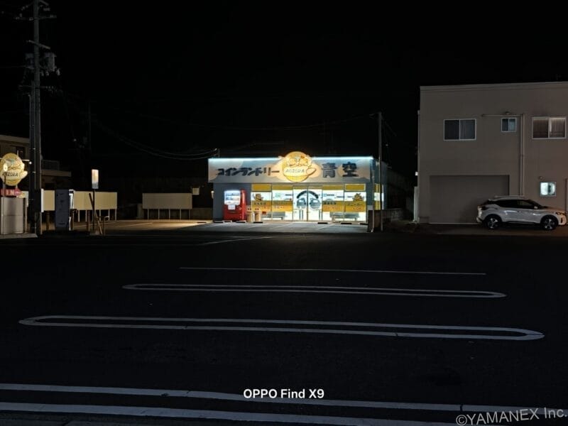 OPPO Find X9 カメラ 夜のコインランドリーを駐車場内で撮影した一枚
