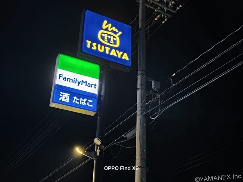 OPPO Find X9 カメラ 夜のコンビニを駐車場内で撮影した一枚