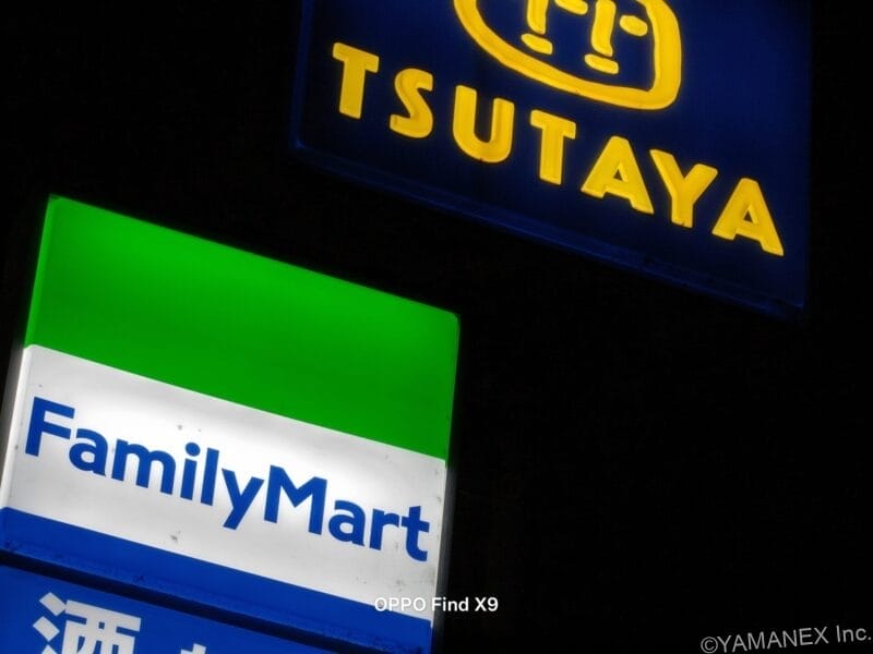 OPPO Find X9 カメラ 夜のコンビニを駐車場内で撮影した一枚