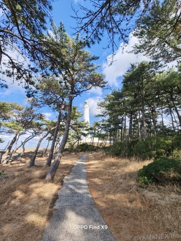 OPPO Find X9 カメラ 青空にそびえたつ使途い灯台