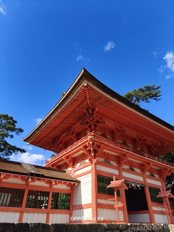 OPPO Find X9 カメラ 青空と赤い屋根の神社