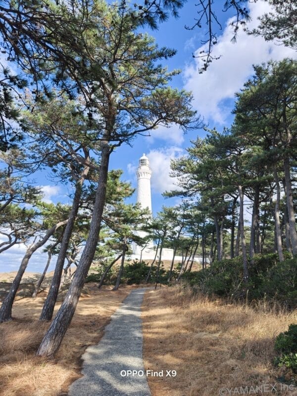 OPPO Find X9 カメラ 青空にそびえたつ使途い灯台