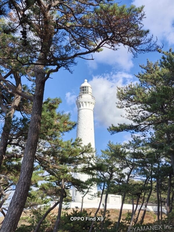 OPPO Find X9 カメラ 青空にそびえたつ使途い灯台