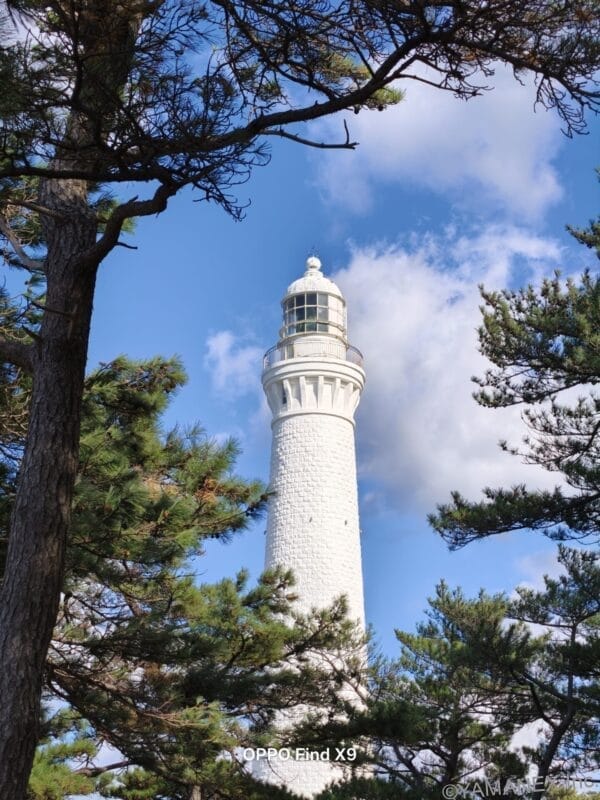 OPPO Find X9 カメラ 青空にそびえたつ使途い灯台