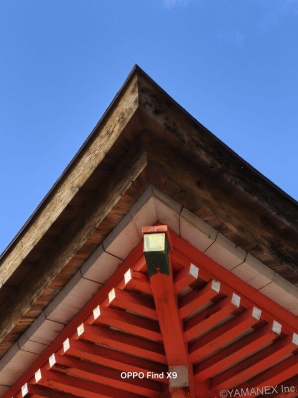 OPPO Find X9 カメラ 青空と赤い屋根の神社