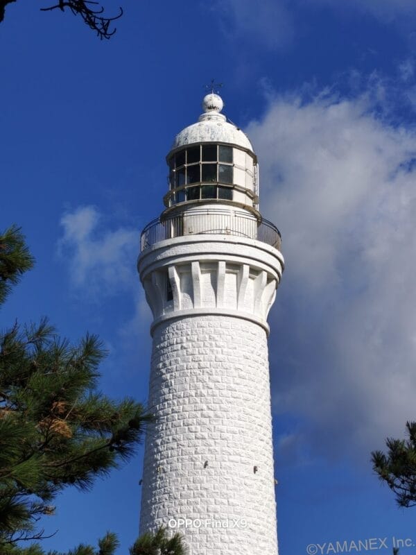 OPPO Find X9 カメラ 青空にそびえたつ使途い灯台