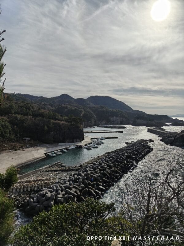 雲が広がる晴天下の海辺を捉えた一枚 | モバイル比較レビュー.jp OPPO Find X8 カメラ 雲が広がる晴天下の海辺を捉えた一枚